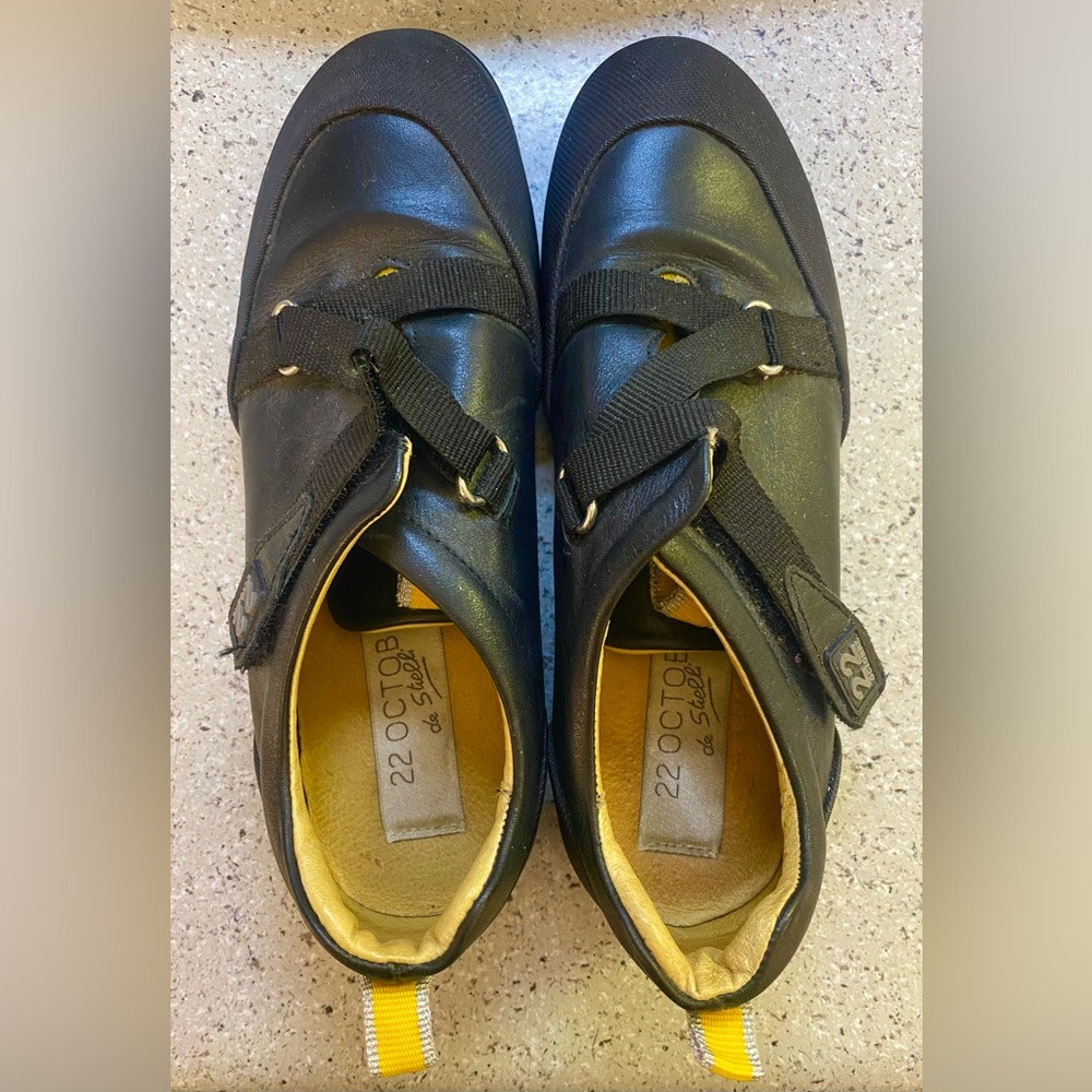 Vintage Authentic Belgian designer Olivier Strelli Black & Yellow leather shoes